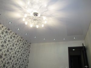 Установка светильников в натяжной потолок (схемы + видео инструкции).