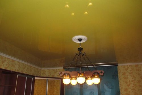 В какой цвет покрасить потолок?