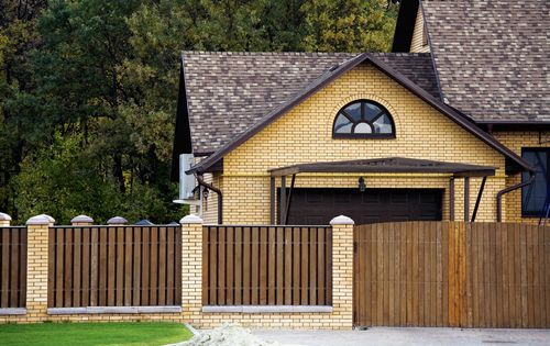 Забор из кирпича (54 фото): универсальное кирпичное ограждение для частного дома, красивые варианты заборов из облицовочного кирпича