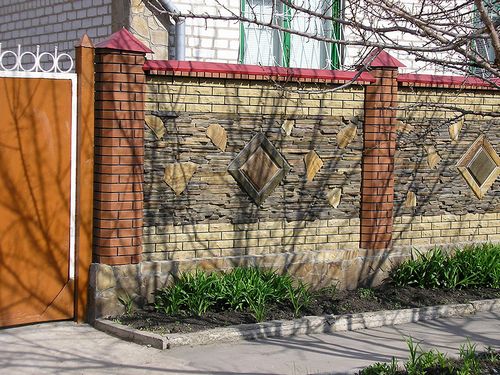 Забор из кирпича (54 фото): универсальное кирпичное ограждение для частного дома, красивые варианты заборов из облицовочного кирпича