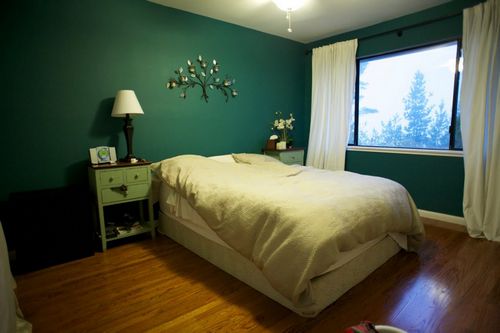 Зеленые обои (64 фото): какие модели подойдут для стен в интерьере спальни, с какими цветами сочетаются полотна темного и светлого оттенка в полоску