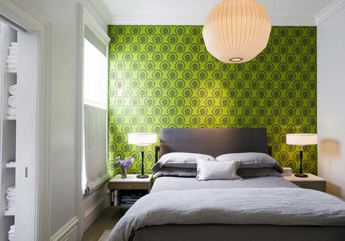 Зеленые обои (64 фото): какие модели подойдут для стен в интерьере спальни, с какими цветами сочетаются полотна темного и светлого оттенка в полоску