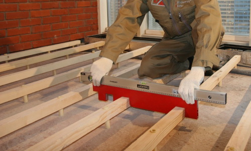 Установка лаг: как укладывать балки на основание из бетона или дерева