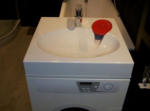 Установка раковины над стиральной машиной - решение проблемы тесной ванной