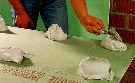 Выравнивание стен гипсокартоном без каркаса: видео-инструкция по монтажу своими руками, как выровнять, цена, фото